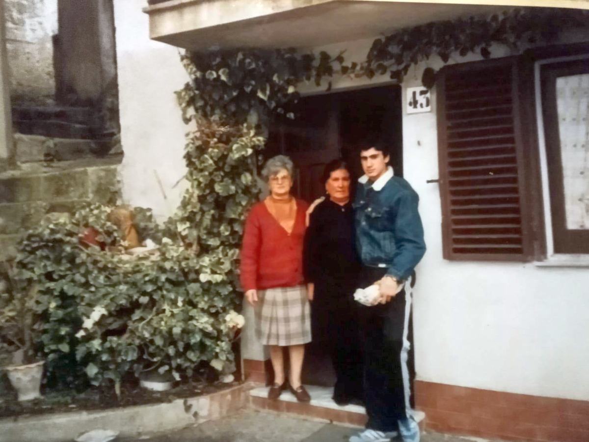 Da sinistra Concetta Gesualdo, Angiolina Coscarelli, Alberto Gesualdo, 1987 via S. Antonio Abate  San Marco Argentano