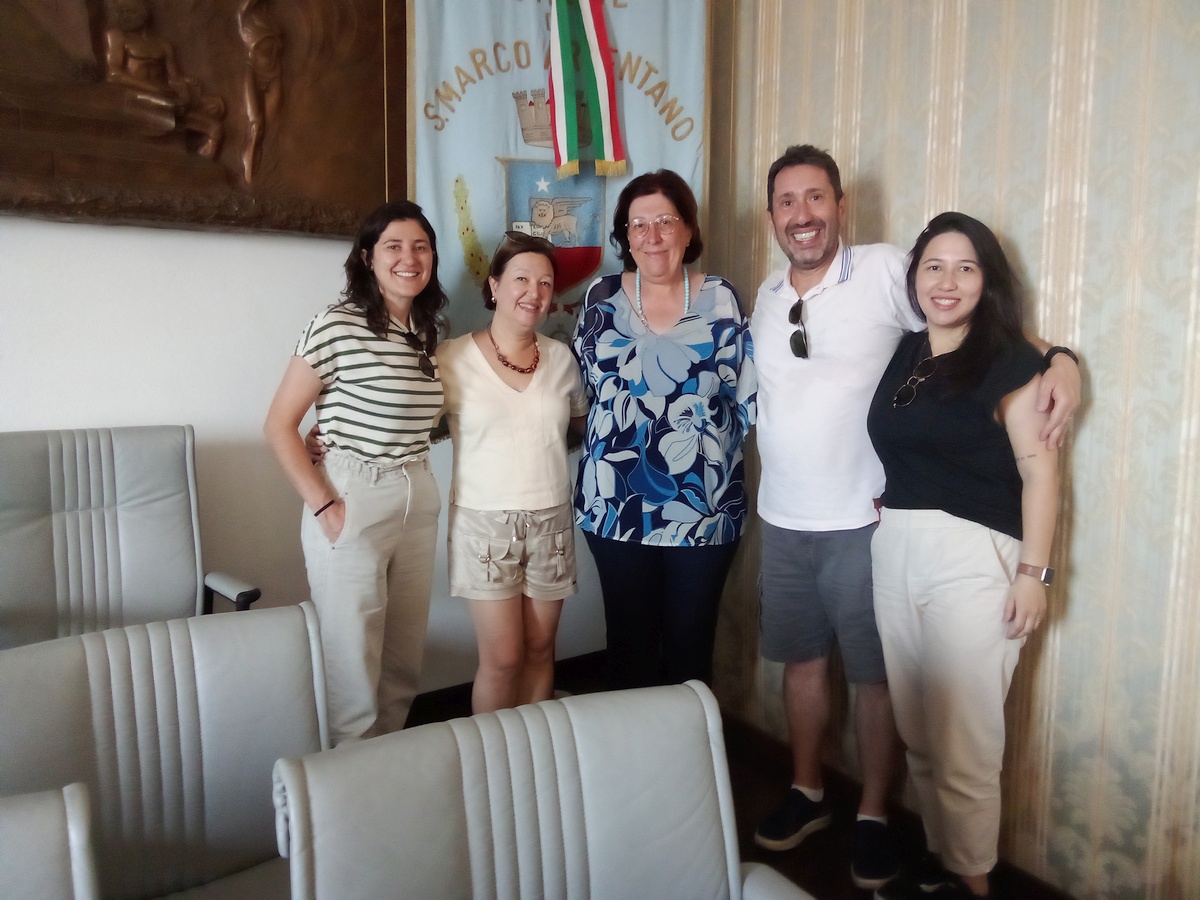 Claudio Giannico con Simone, Gabriela e Marilia e la sindaca Virginia Mariotti