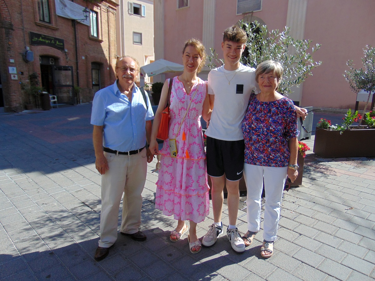 Valentino con la mamma Cristina Russo e nonni