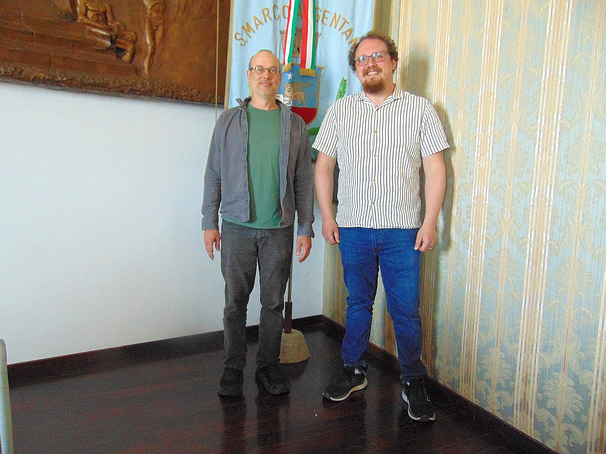 Jason e Justin Pepe nella sala del consiglio del Comune di San Marco Argentano