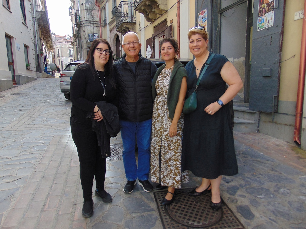 da sinistra Stefania Barci, Franco Sarpa e le figlie Natalie e Felicity