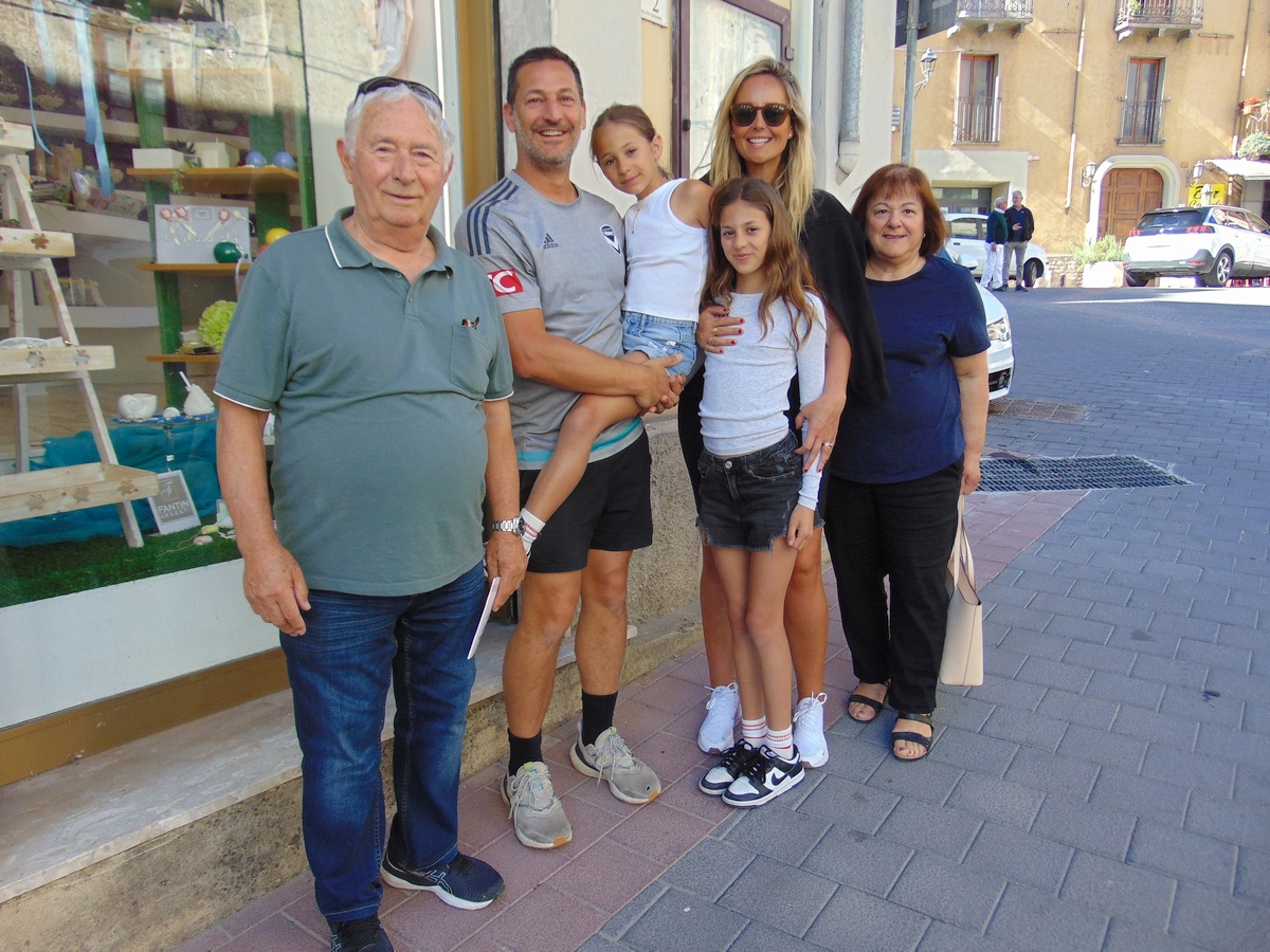 Gino Rogliano con la moglie Domenica (ai lati), il figlio Emilio con la moglie Stefania e le piccole Zara e Maddalena