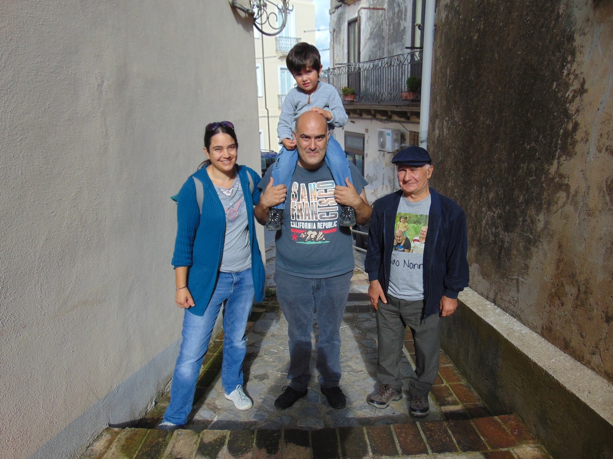 da sinistra Sandra e Giuseppe, il piccolo Antonio, e nonno Antonio Lombardo